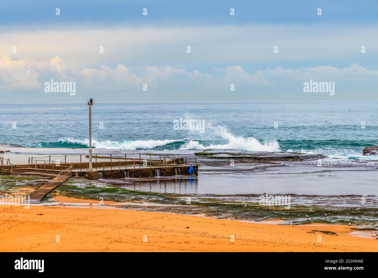 Mona vale Beach di giorno sotto un cielo invernale coperto di nuvole. Northern Beaches, NSW, Australia. Foto Stock