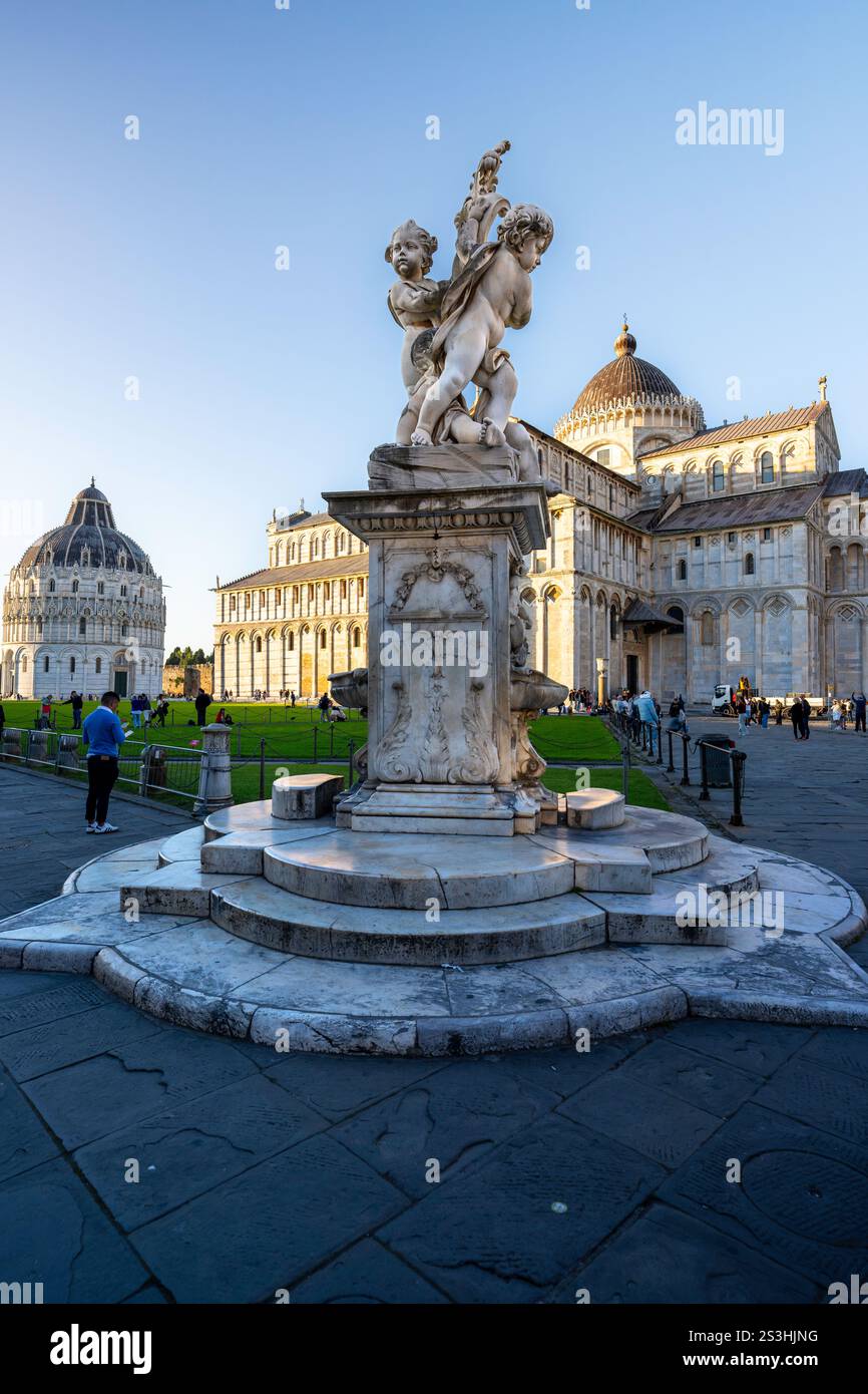 Fontana dei Putti, Duomo, Battistero - 11 novembre 2024 - Pisa, Italia Foto Stock