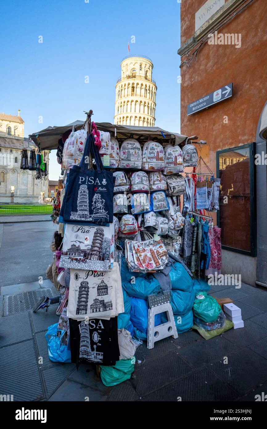 Stand di merchandising di fronte alla Torre pendente di Pisa - 11 novembre 2024 - Pisa, Italia Foto Stock