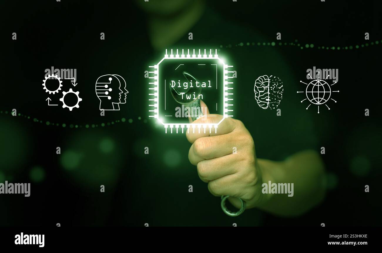 Concetto di doppio digitale. Tecnologia di automazione della produzione industriale. Un uomo con una chiave pronta a mantenere, azionare e controllare il sistema, con la mente Foto Stock