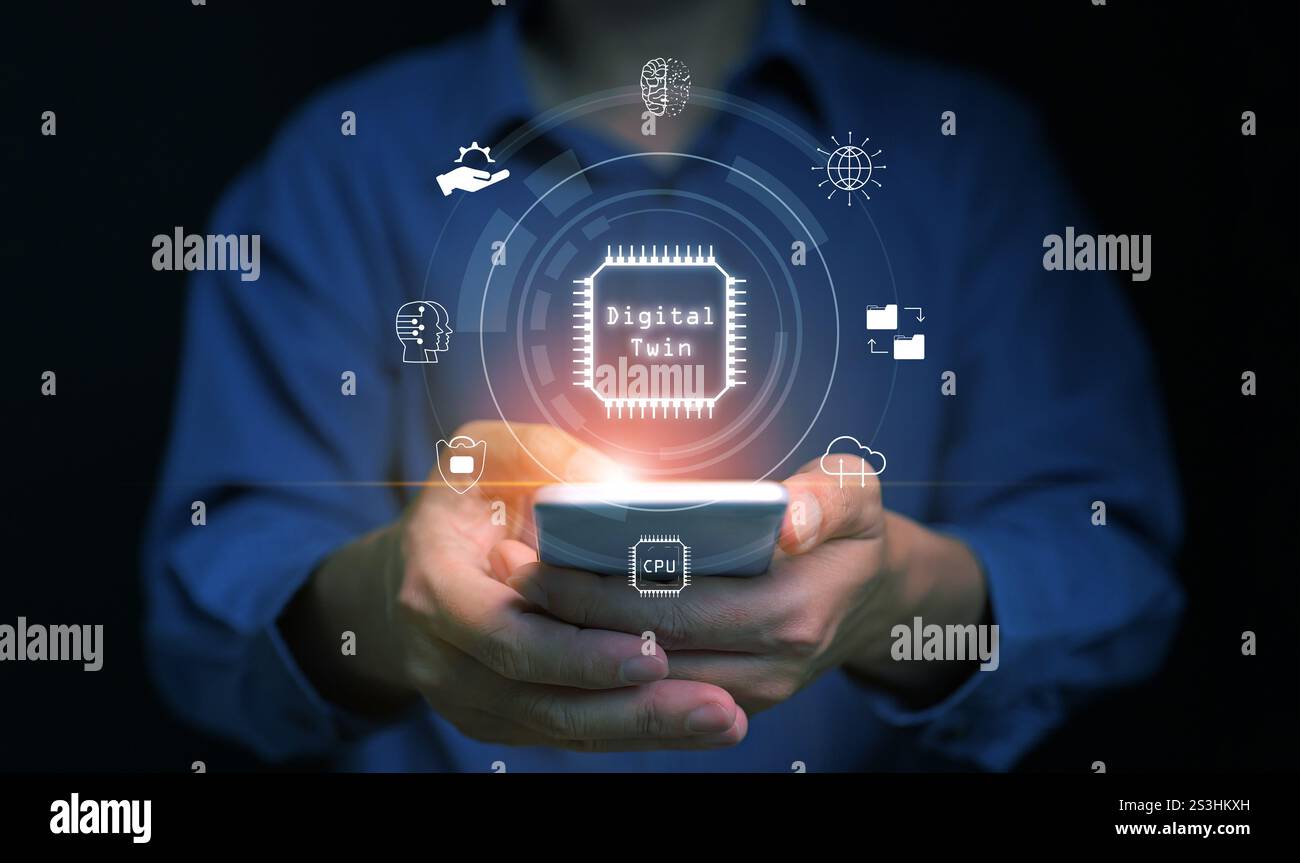 Concetto di doppio digitale. Tecnologia di automazione della produzione industriale. Un uomo con il suo smartphone gestisce il suo progetto utilizzando icone gemelle digitali virtuali Foto Stock