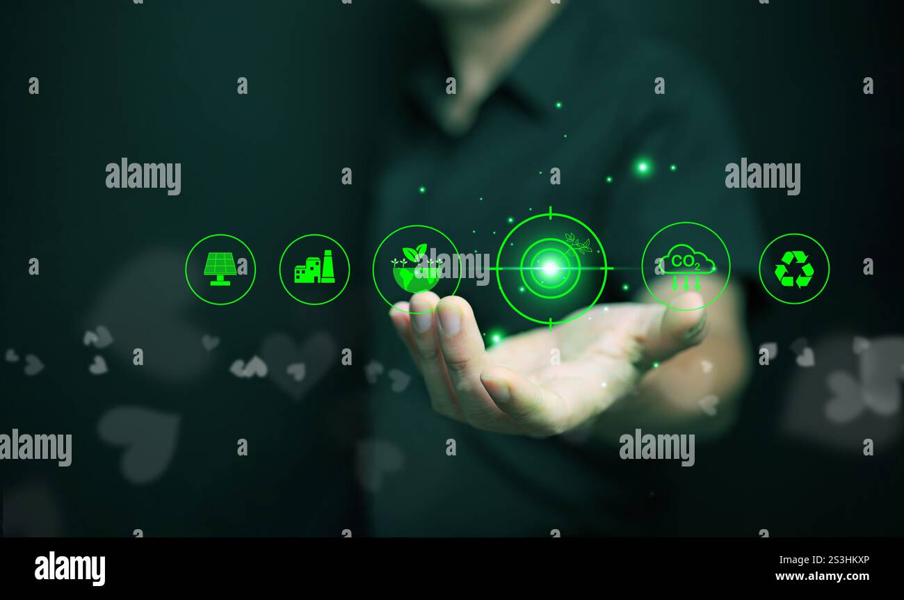 Concetto di energia verde. Un uomo con in mano icone di fonti di energia rinnovabili sostenibili. Foto Stock