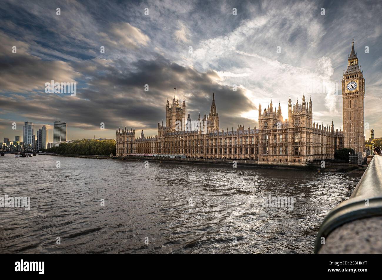 Vista panoramica dell'iconico palazzo del Parlamento di Londra lungo il Tamigi al tramonto Foto Stock
