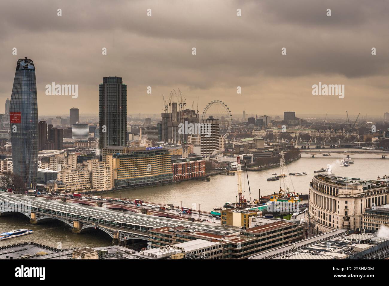 Vista aerea del paesaggio urbano di Londra con l'iconico fiume Tamigi e grattacieli Foto Stock