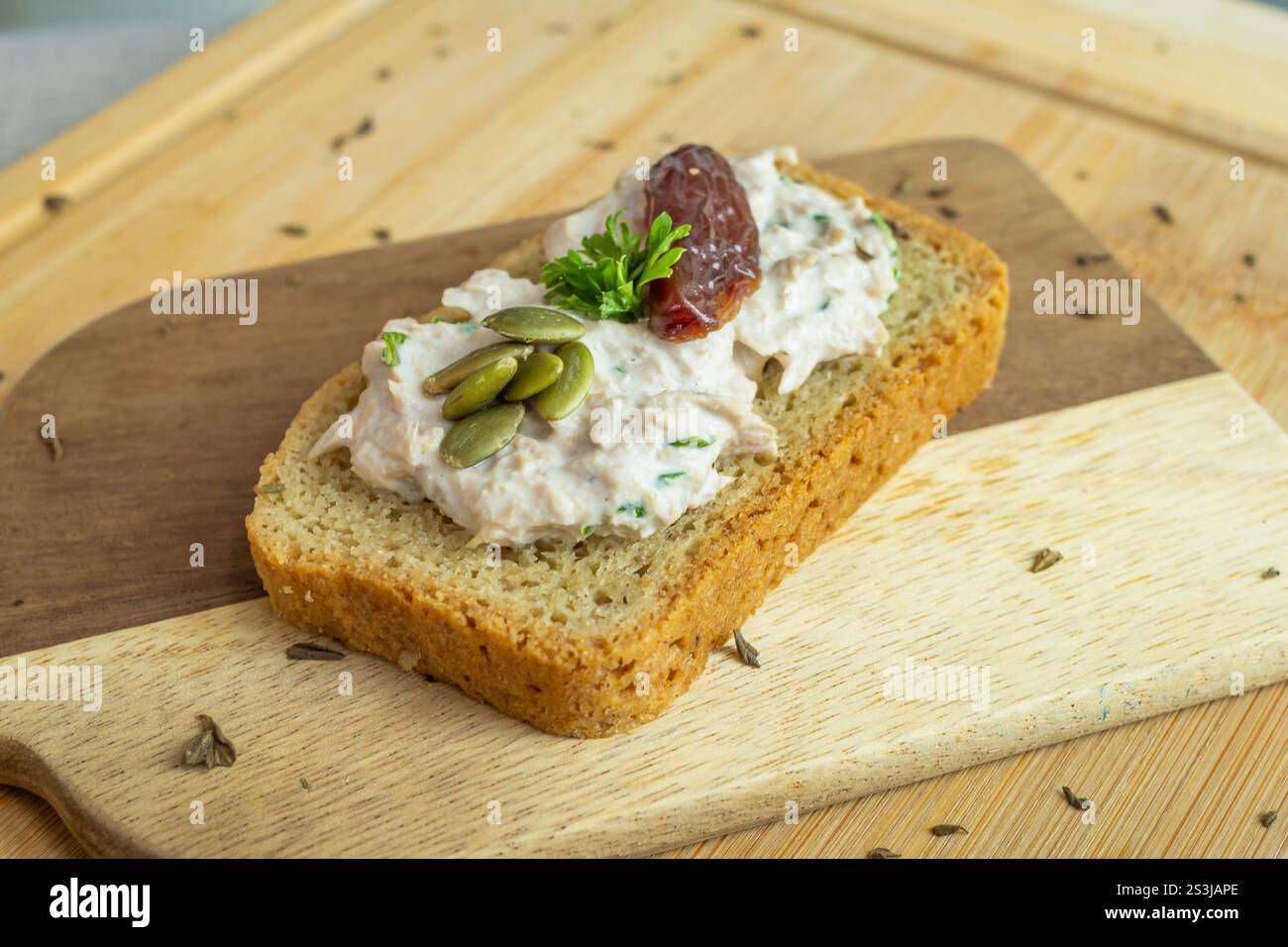 Gustoso cibo vegano in un piatto tradizionale Foto Stock