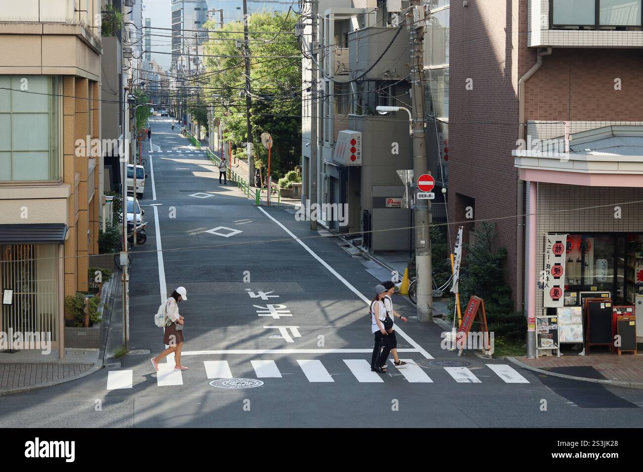 L'area di Kappabashi di Tokyo, con una parte di una strada in primo piano, famosa per i suoi negozi specializzati che vendono utensili da cucina, stoviglie, posate, ecc. Foto Stock