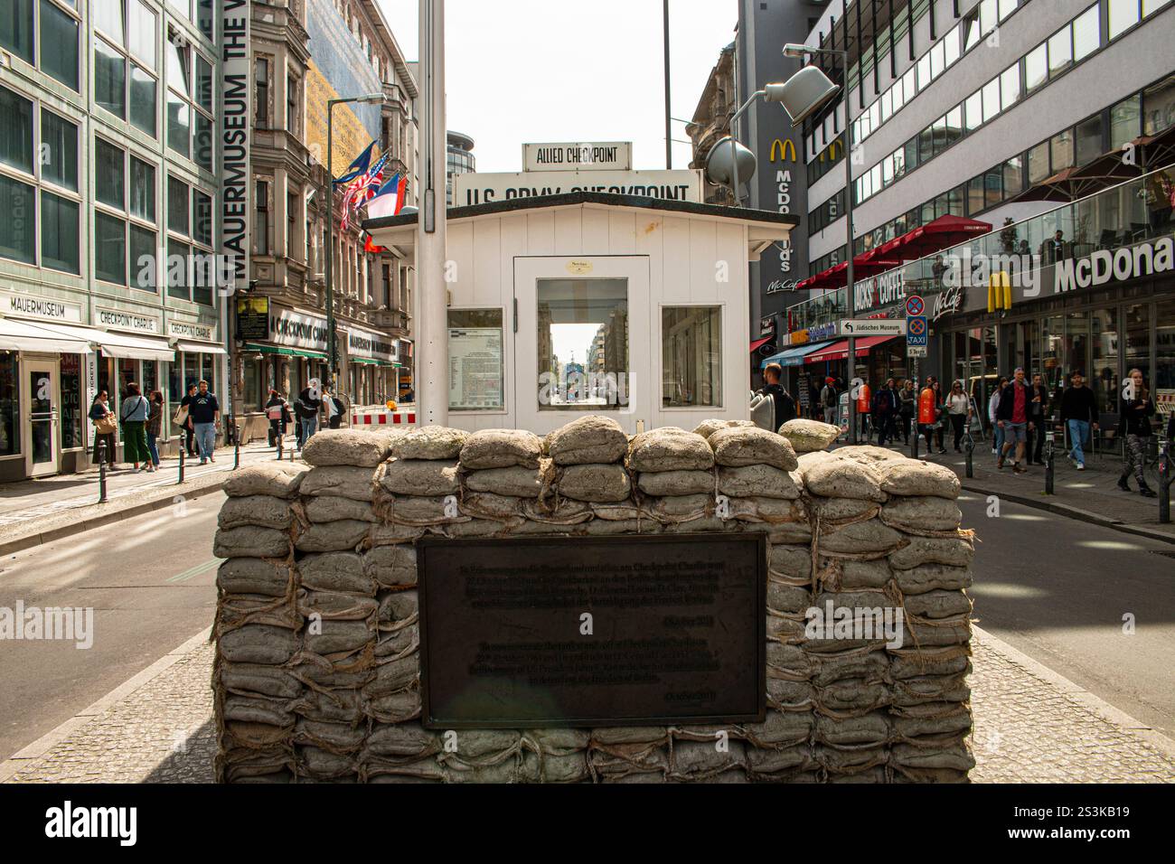 Checkpoint Charlie era il più noto punto di attraversamento del muro di Berlino tra Berlino Est e Berlino Ovest durante la Guerra fredda (1947-1991), così come fu chiamato dagli Alleati occidentali. Foto Stock