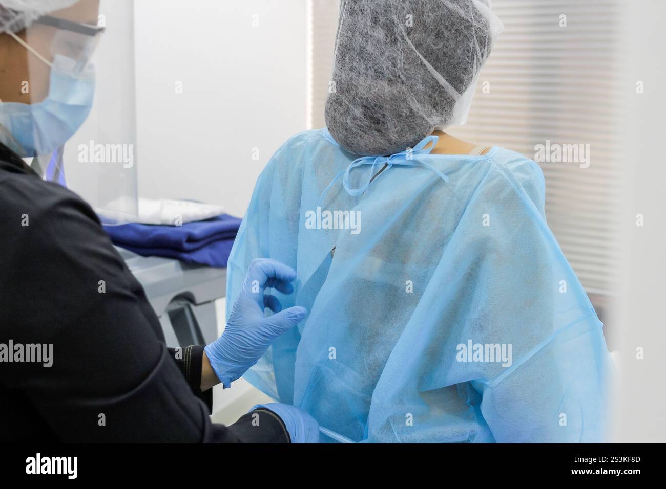 Medici che si preparano per la chirurgia in ospedale durante l'epidemia di coronavirus - medico che si prepara a operare Foto Stock