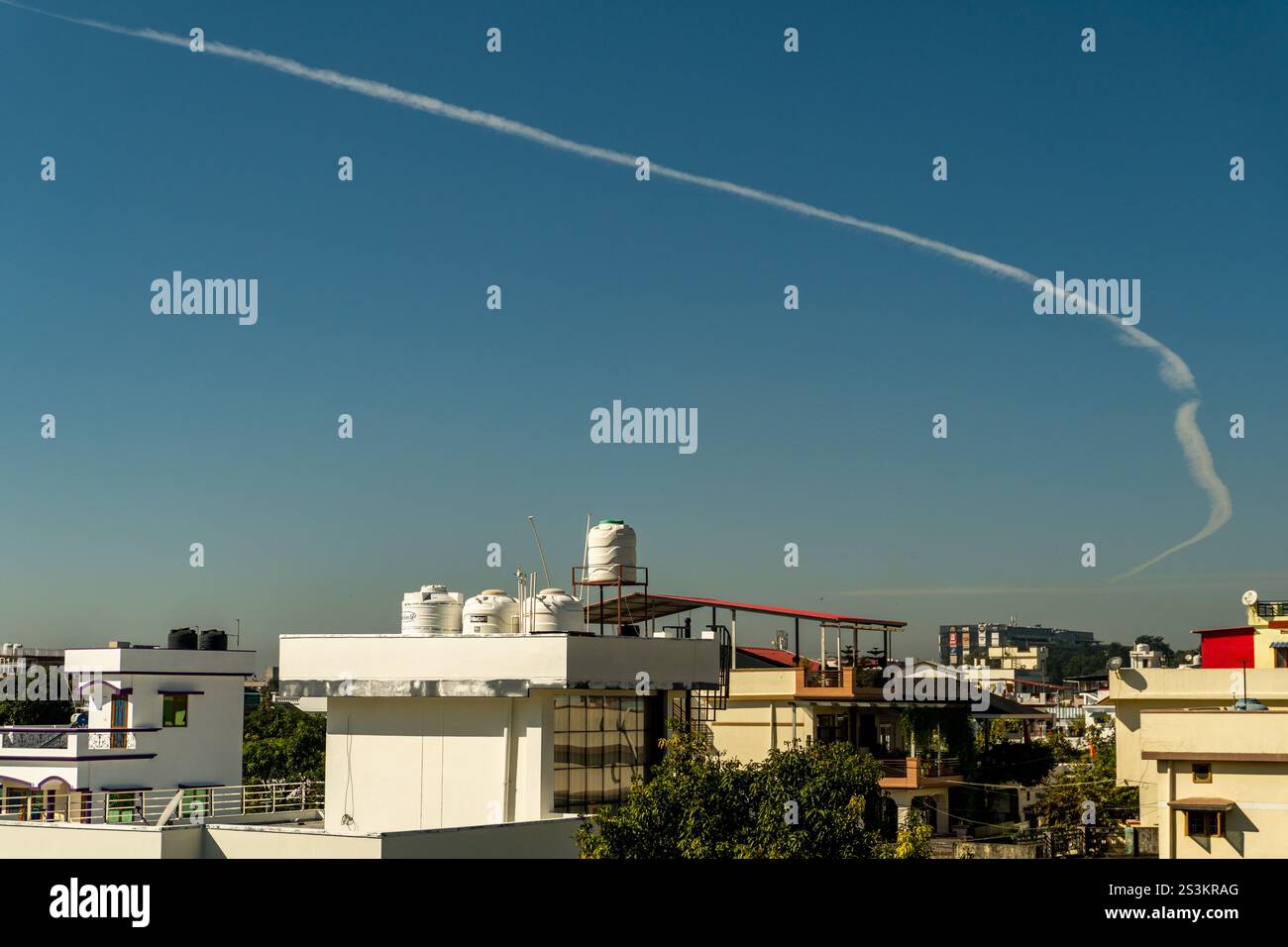 Dal 6 al 2025 gennaio. Dehradun City Uttarakhand India. I contrafforti, o percorsi di condensazione, formano linee bianche dietro i getti nei cieli sopra Uttarakhand, India. A. Foto Stock
