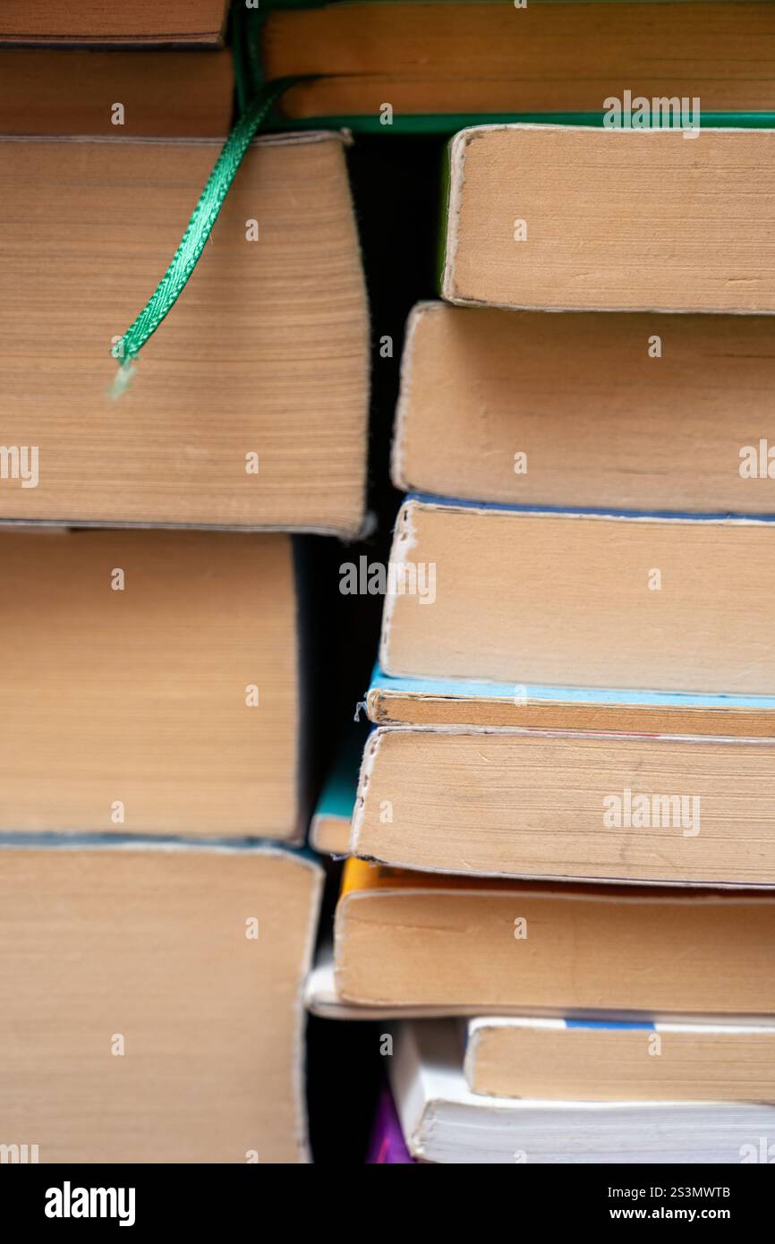 Vista frontale ravvicinata dei libri impilati e delle relative pagine Foto Stock
