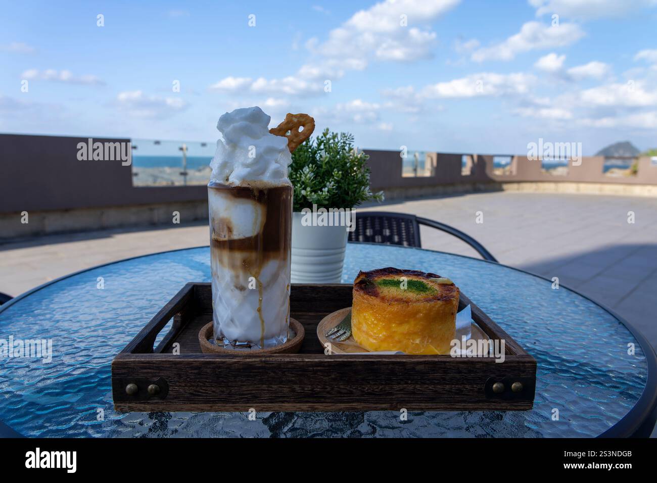 Latte al cocco e torta al miele con una bella vista Foto Stock