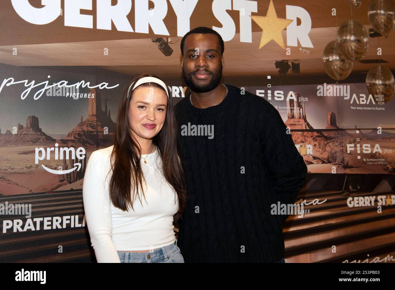 Ceci chuh e Victor Ben Otekpen bei der Premiere der Amazon prime Video-serie Gerry Star Der schlechteste beste Produzent aller Zeiten im AchtBerlin. Berlino, 09.01.2025 *** Ceci chuh e Victor Ben Otekpen alla prima della serie Amazon prime Video Gerry Star il peggior produttore di tutti i tempi all'AchtBerlin Berlin Berlin, 09 01 2025 foto:XJ.xKnowlesx/xFuturexImagex gerry_5132 Foto Stock