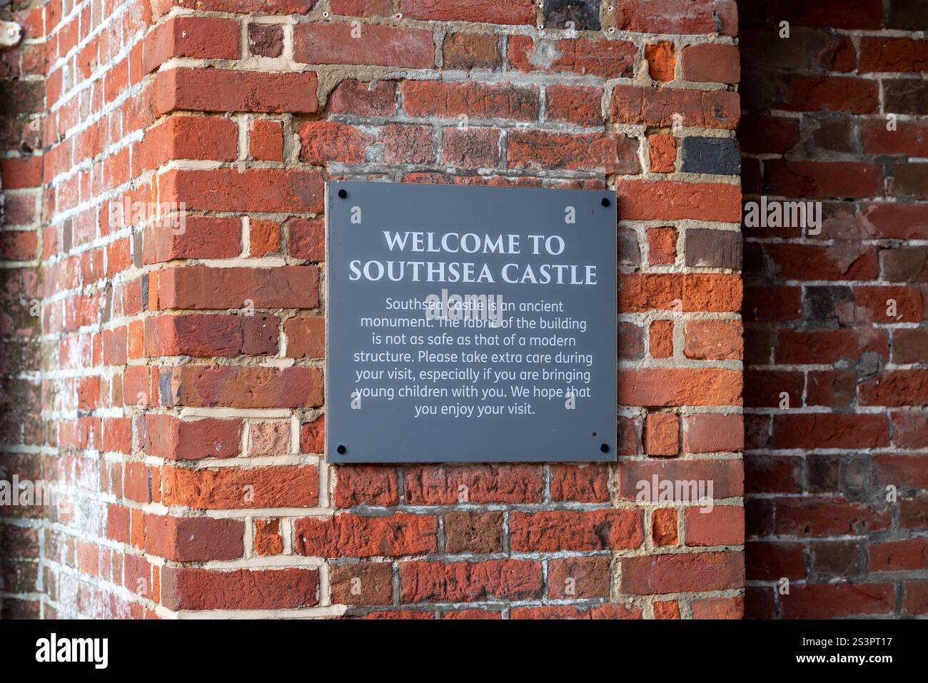 Cartello segnaletico all'interno del Southsea Castle, che ricorda alle persone di prendersi cura soprattutto dei bambini. Gennaio 2025 Foto Stock