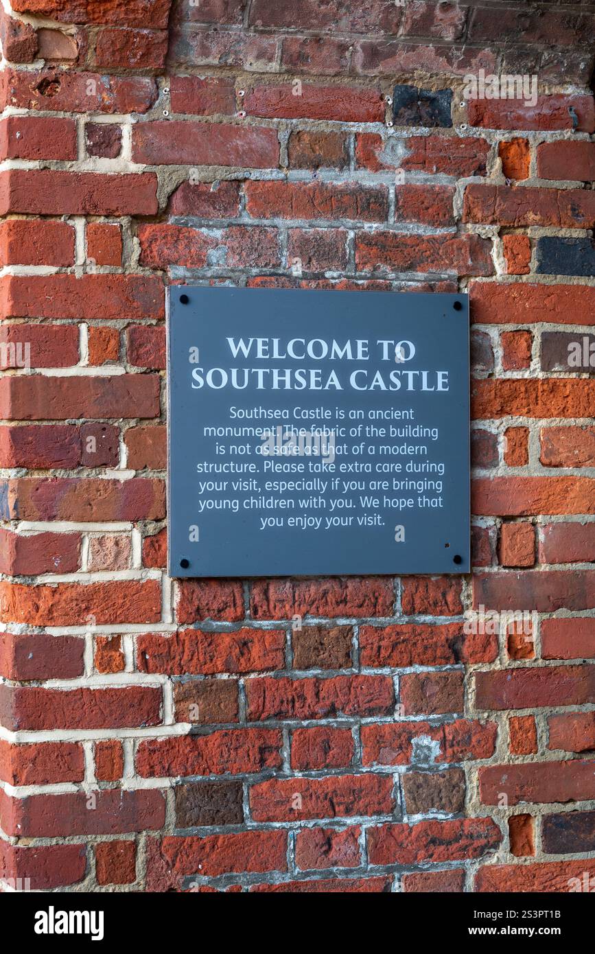 Cartello segnaletico all'interno del Southsea Castle, che ricorda alle persone di prendersi cura soprattutto dei bambini. Gennaio 2025 Foto Stock