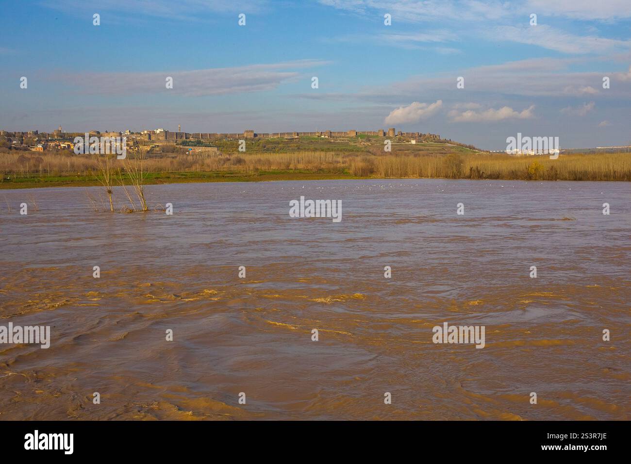 Il livello dell'acqua del fiume Tigri, che passa attraverso la valle del Tigri Diyarbakır, si innalza in modo significativo nei giorni di pioggia. Foto Stock