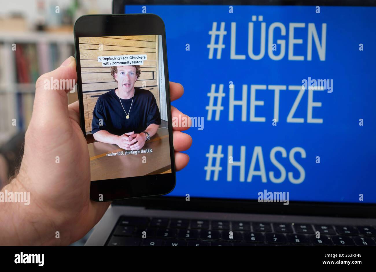 In einem Video teilt Meta-Chef Mark Zuckerberg mit, dass Meta Faktenchecks in den USA abgeschafft wird und kritisiert eu-Digitalgesetze als Zensur *** in un video, il CEO di Meta Mark Zuckerberg annuncia che i controlli sui fatti Meta saranno aboliti negli Stati Uniti e critica le leggi digitali dell'UE come censura Nordrhein-Westfalen Deutschland, Germania GMS18298 Foto Stock