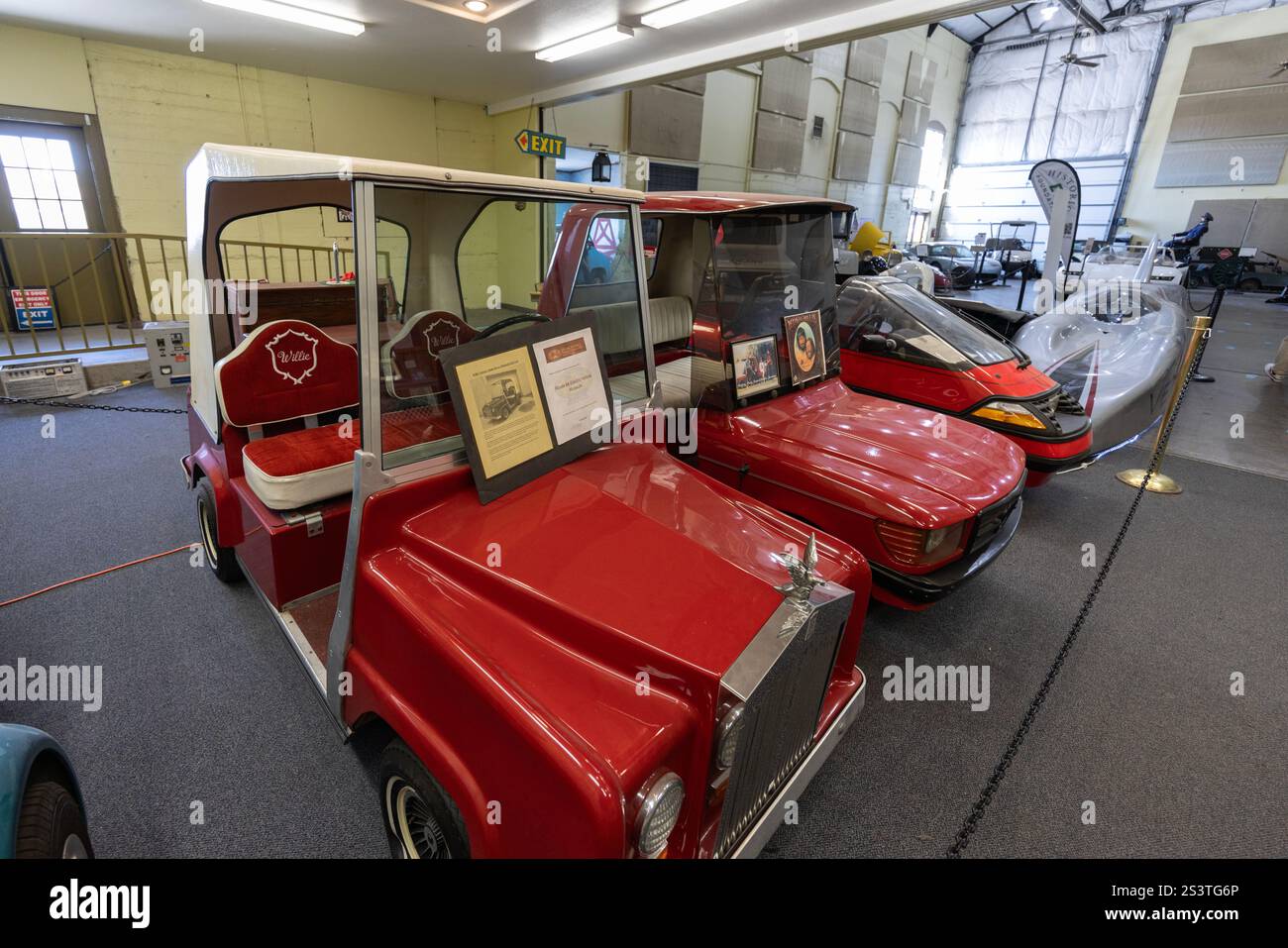 Veicoli elettrici nel Mojave Museum of History and Arts e centro visitatori nella storica centrale elettrica, Route 66 (i-40), Kingman, Arizona. Foto Stock