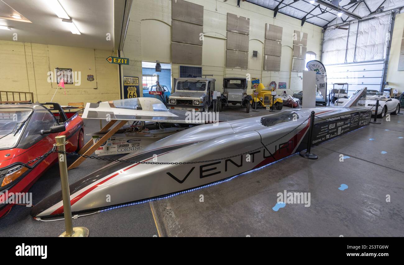 Veicoli elettrici nel Mojave Museum of History and Arts e centro visitatori nella storica centrale elettrica, Route 66 (i-40), Kingman, Arizona. Foto Stock