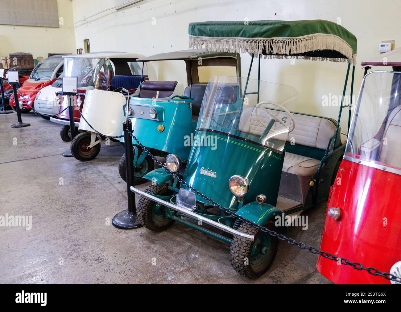 Veicoli elettrici nel Mojave Museum of History and Arts e centro visitatori nella storica centrale elettrica, Route 66 (i-40), Kingman, Arizona. Foto Stock