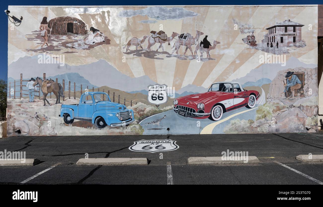 Murale di Sandy Rusinko sul Mojave Museum of History and Arts e centro visitatori nella storica centrale elettrica, Route 66 (i-40), Kingman, Arizona. Foto Stock