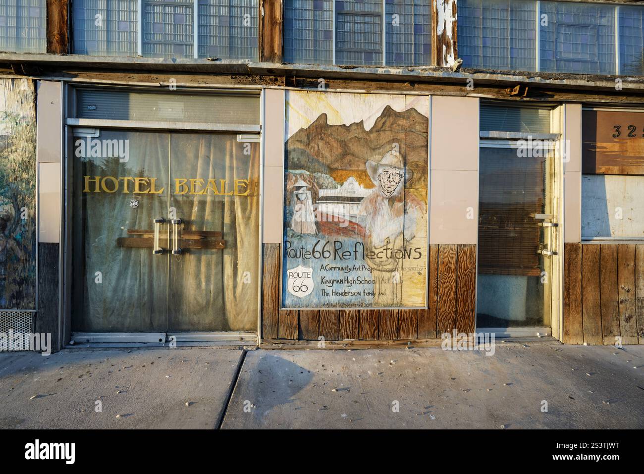 Hotel Beale (derelict) dalla 1899 sulla Route 66 - ora Interstate 40 Andy Devine Way, Kingman, Mojave County, Arizona. US National Register of Historic Places Foto Stock
