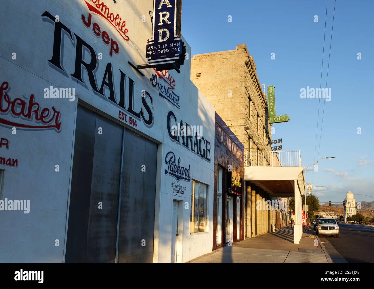 Historic Old Trails Garage (1915) con l'hotel Brunswick (1907) dietro la Route 66 (i-40). National Register Historic Places, Andy Devine Way, Kingman Foto Stock