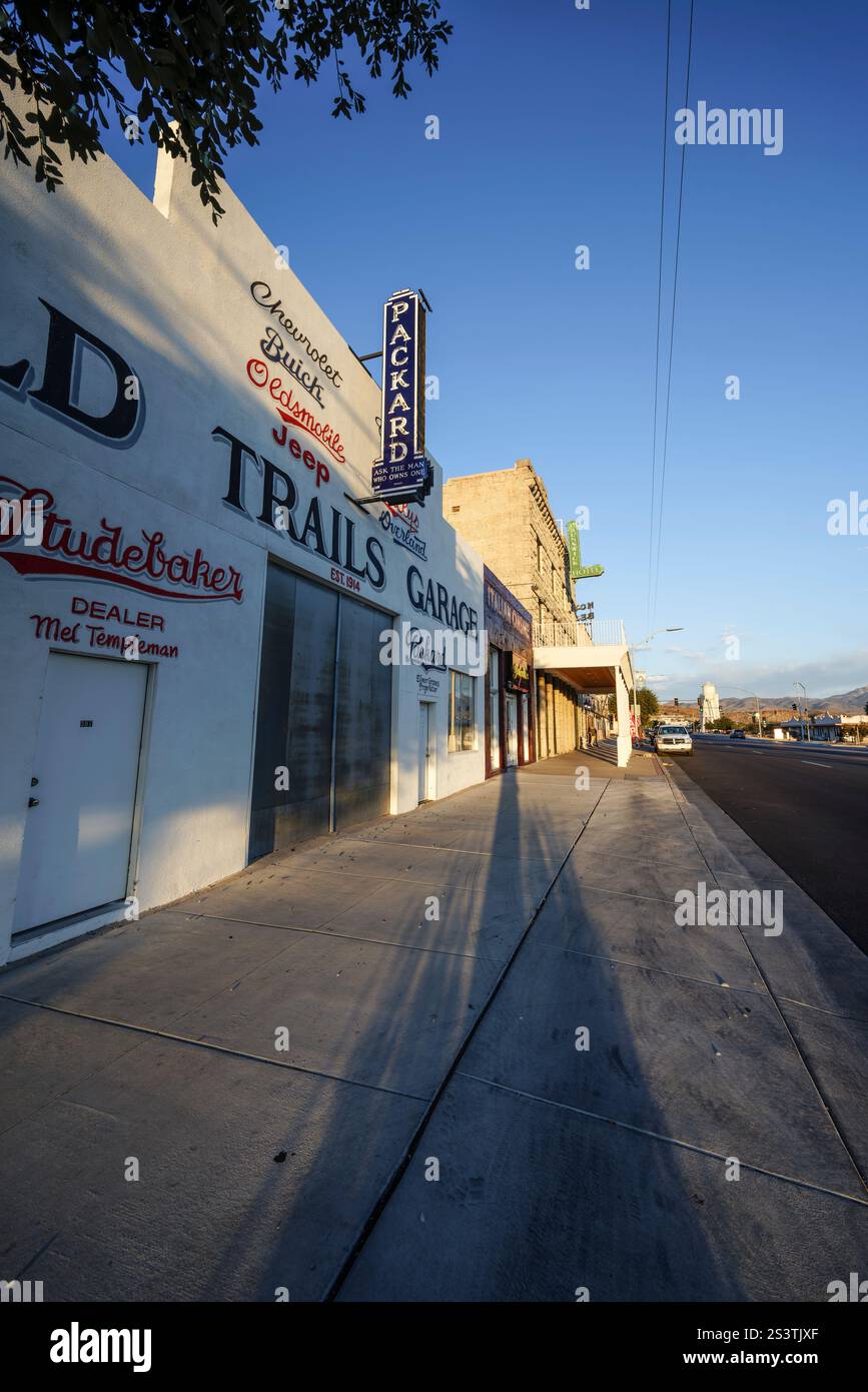 Historic Old Trails Garage (1915) con l'hotel Brunswick (1907) dietro la Route 66 (i-40). National Register Historic Places, Andy Devine Way, Kingman Foto Stock