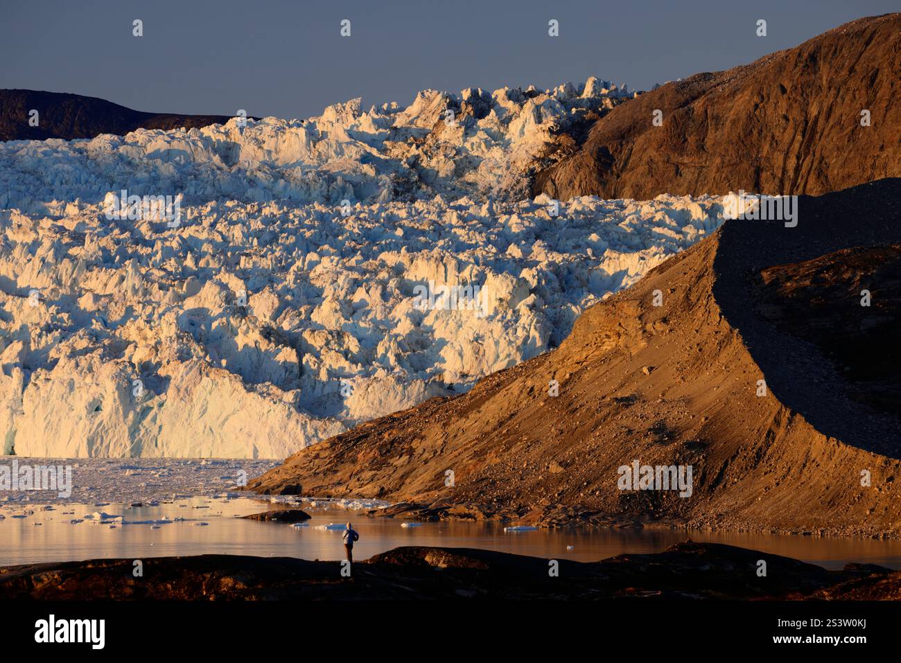 Fai un'escursione di fronte al ghiacciaio EQI al tramonto nella baia di Disko, Groenlandia, agosto Foto Stock