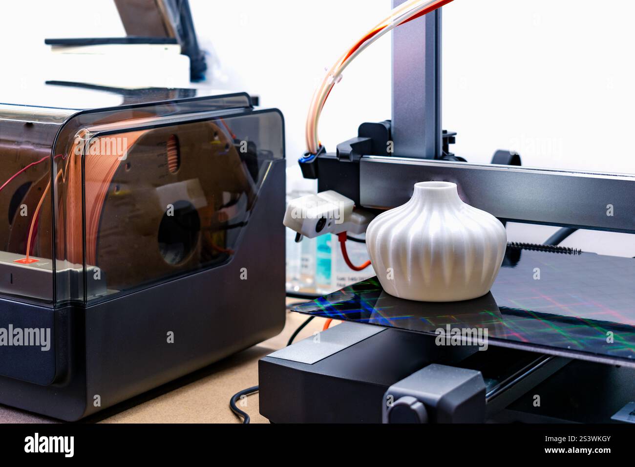 Stampante 3d a quattro testine, quattro estrusori con un oggetto sul vassoio, filamento in pla Foto Stock