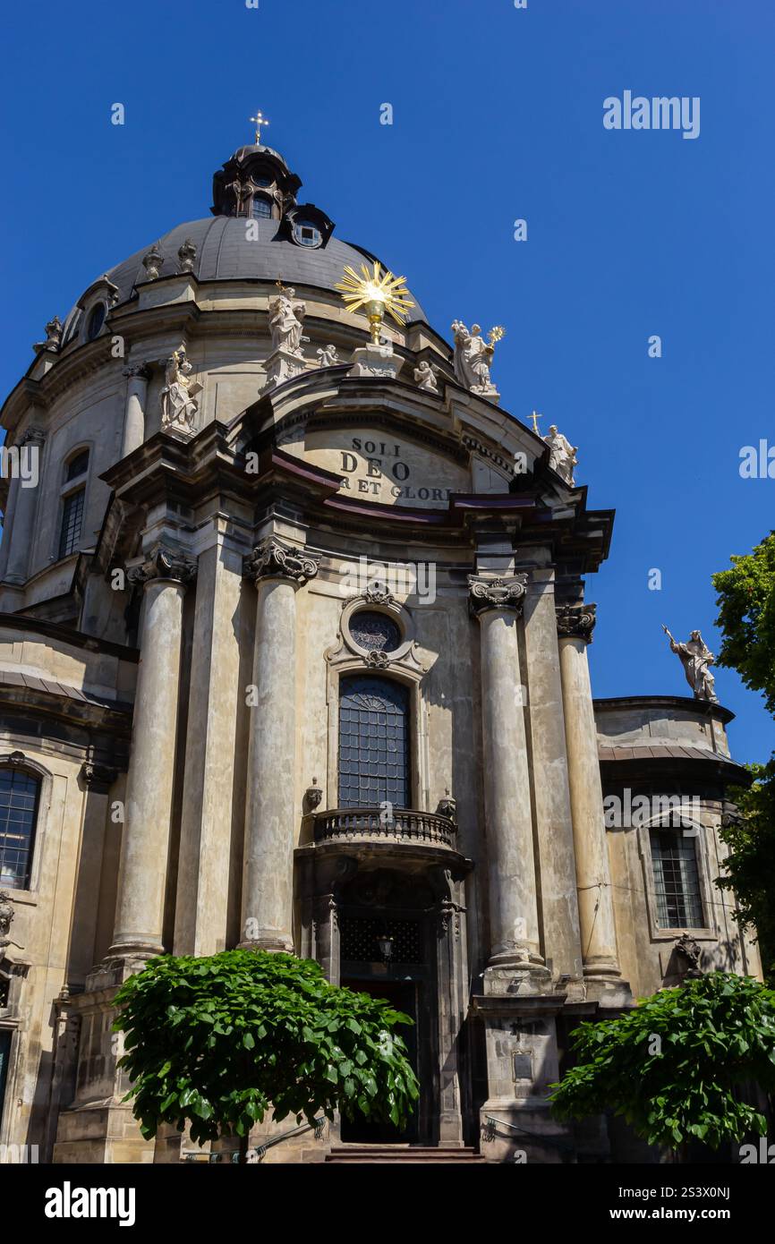 La maestosa chiesa barocca presenta una grande cupola adornata con sculture e splendidi elementi architettonici, catturata in una soleggiata giornata estiva. Il vibrano Foto Stock