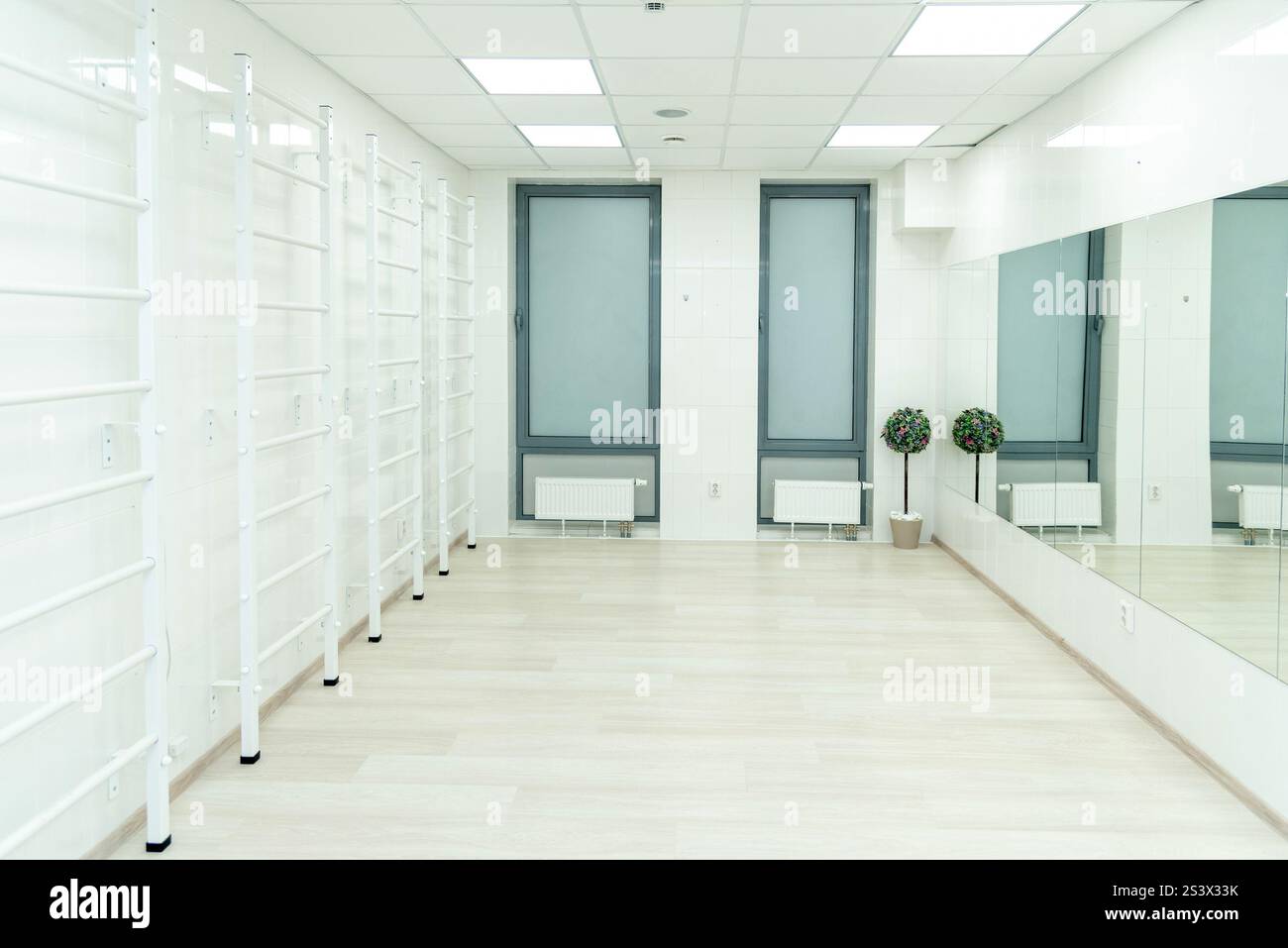 Interno di un ufficio terapeuta in un ospedale, una stanza luminosa con attrezzature mediche Foto Stock