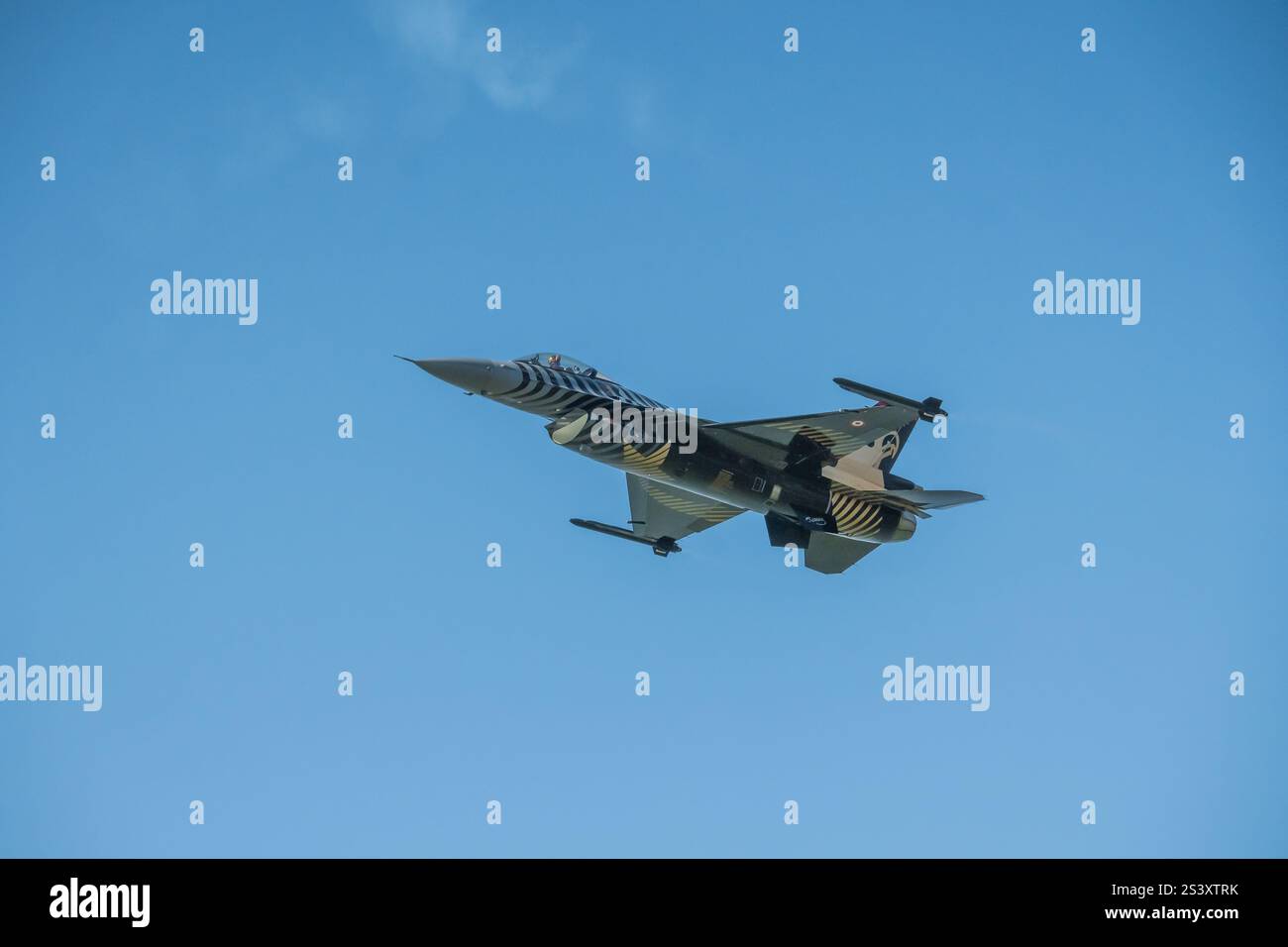 L'F-16 Fighter Jet turco vola in volo nello spettacolare Air Show. Foto Stock