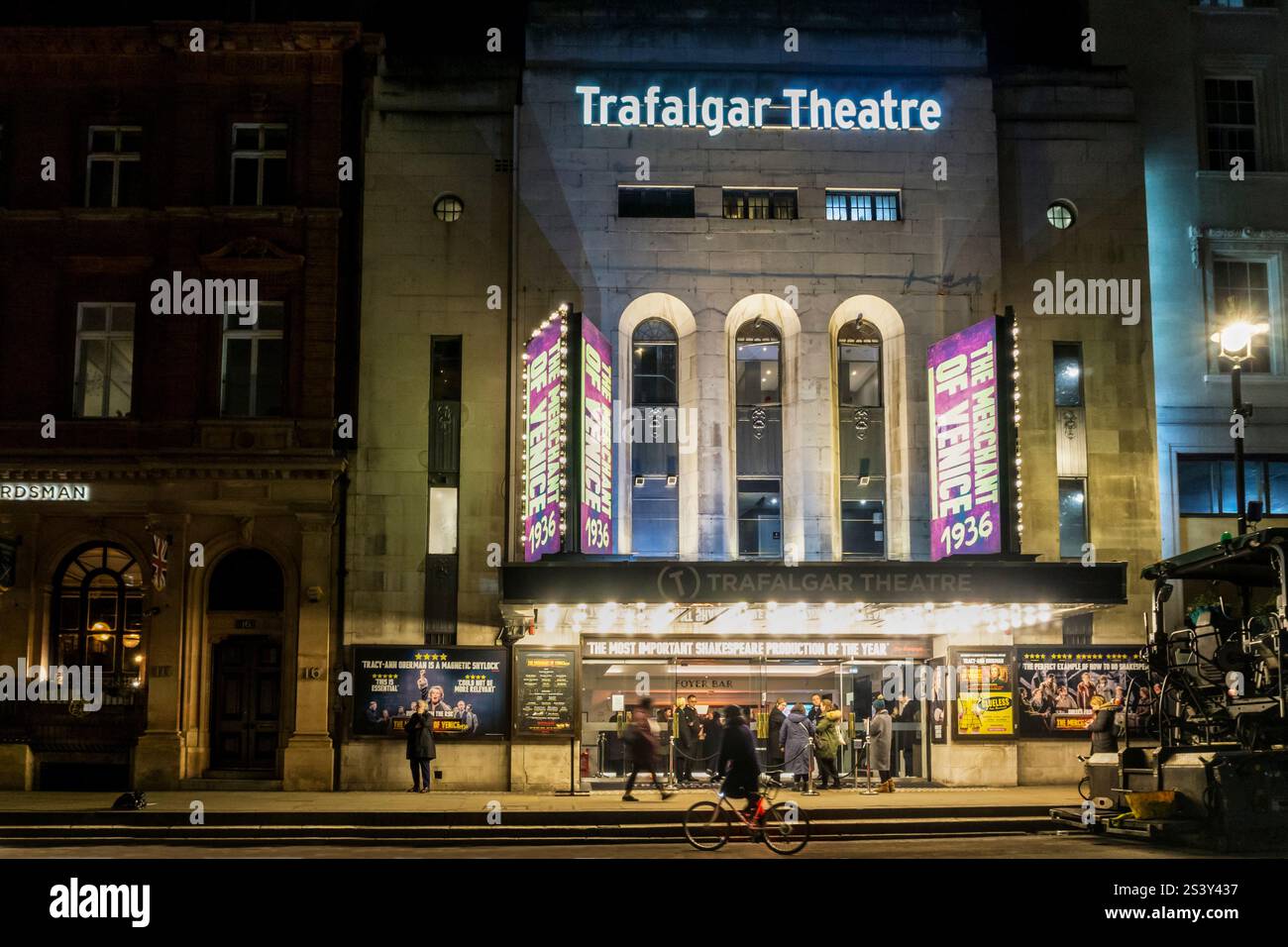 Persone che arrivano per vedere uno spettacolo serale del Mercante di Venezia 1936 al Trafalgar Theatre di Whitehall, Londra. Foto Stock