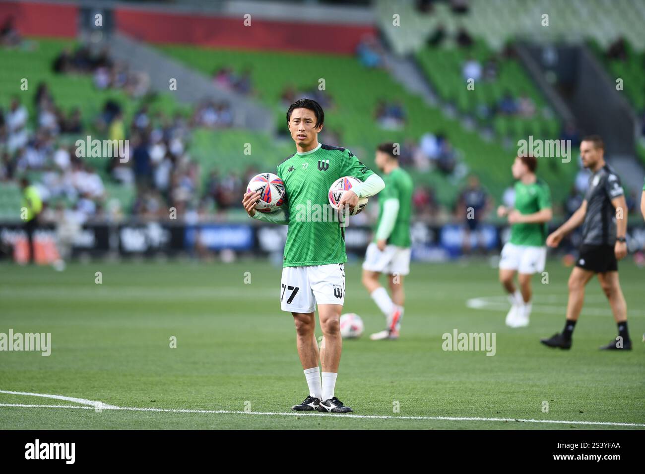 MELBOURNE, AUSTRALIA. 10 gennaio 2025. Nella foto: Il centrocampista del Western United Riku Danzaki attacca un calcio sotto ogni braccio durante la sessione di riscaldamento pre-partita per l'ISUZU A League Round 13, Melbourne Victory vs Western United all'AAMI Park di Melbourne, Australia il 10 gennaio 2025. Crediti: Karl Phillipson / Alamy Live News Foto Stock