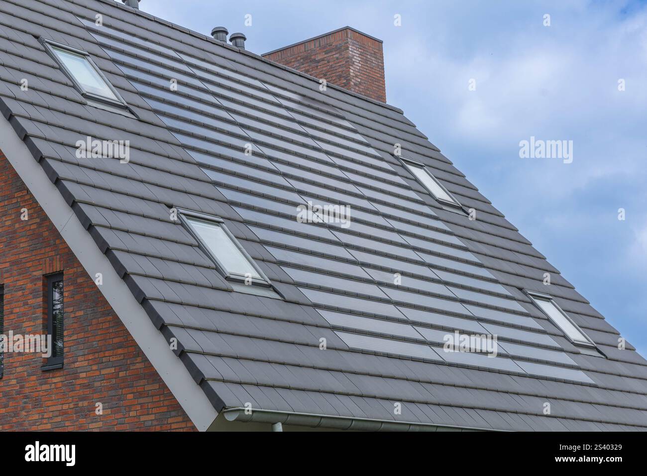 Mierlo, Paesi Bassi. 22 giugno 2024. Primo piano dei pannelli solari integrati. Pannelli fotovoltaici nel tetto. Dettaglio tetto dei pannelli solari. Vista della p. Solare Foto Stock