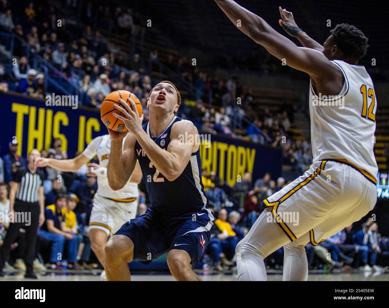 Haas Pavilion Berkeley, California, Stati Uniti. 8 gennaio 2025. L'attaccante dei Virginia Cavaliers della CALIFORNIA U.S.A. Elijah Saunders (2) va al basket durante la partita di basket maschile NCAA/ACC tra Virginia Cavaliers e California Golden Bears. La California ha battuto Virginia 75-61 all'Haas Pavilion Berkeley California. Thurman James/CSM/Alamy Live News Foto Stock