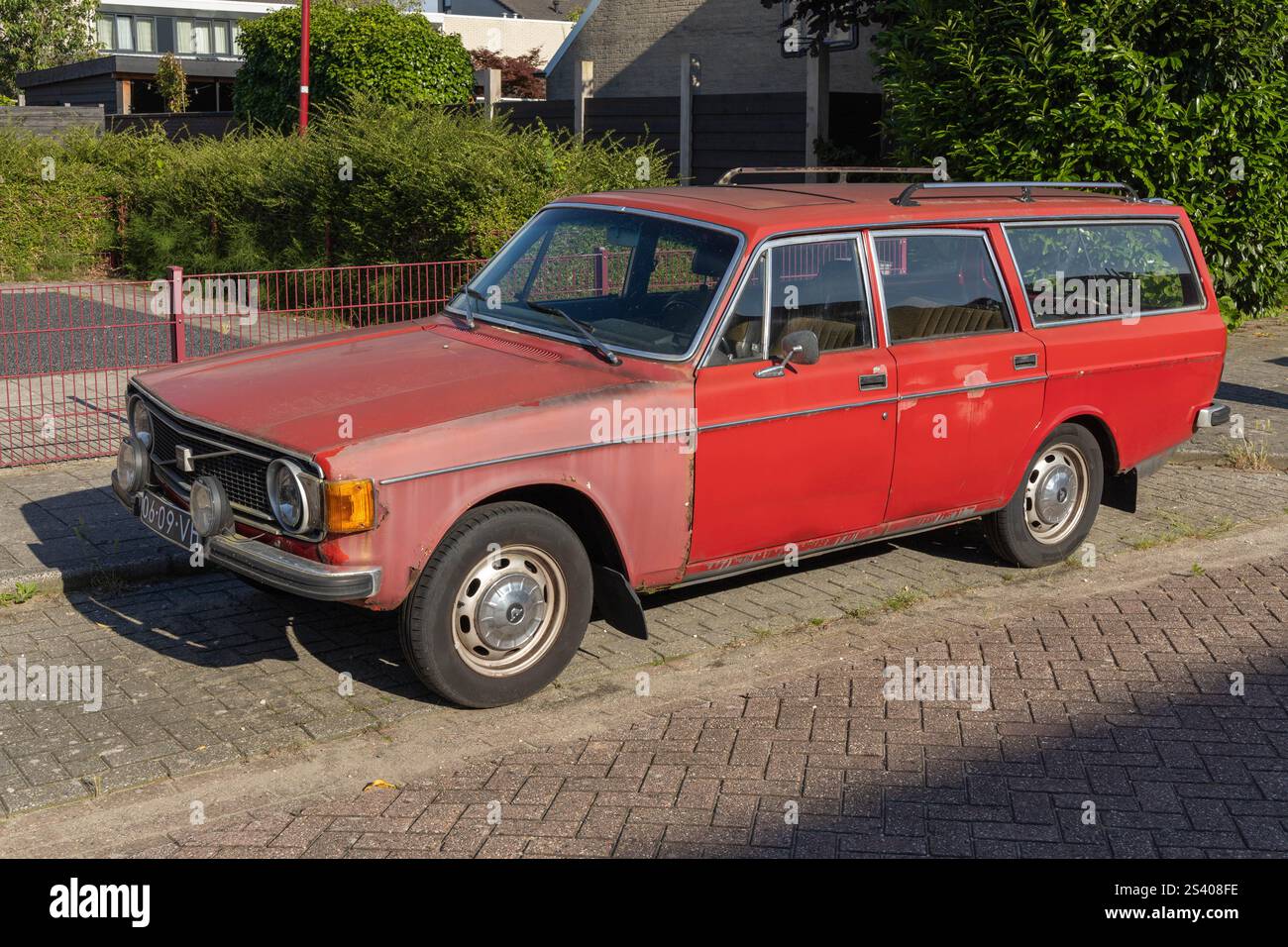 Utrecht, Paesi Bassi. 17 giugno 2024. Vecchia station wagon Volvo rossa arrugginita parcheggiata sulla strada Foto Stock