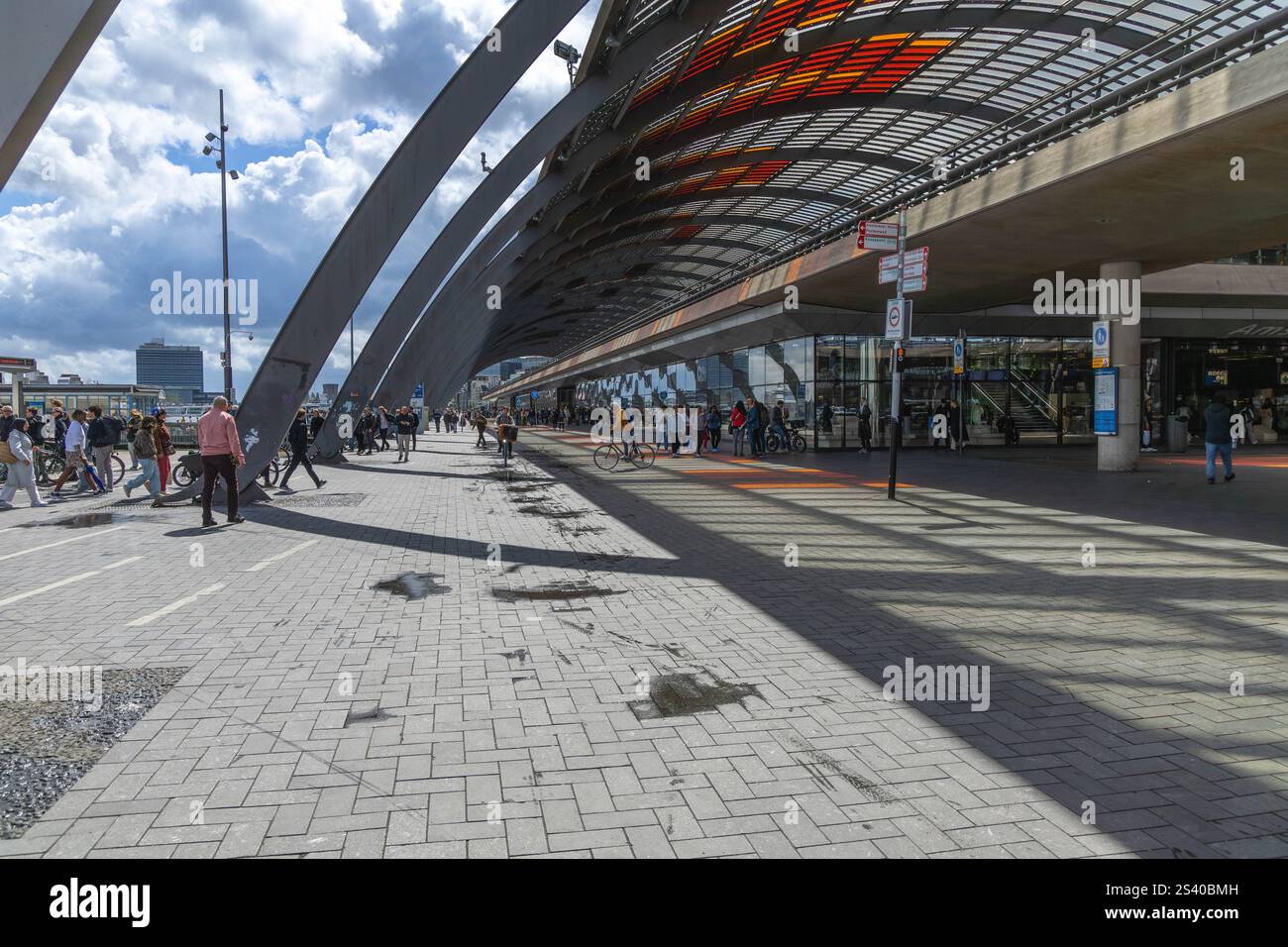 Amsterdam, Paesi Bassi. 15 giugno 2024. Marciapiede della stazione centrale di Amsterdam e pista ciclabile sotto il tetto Foto Stock
