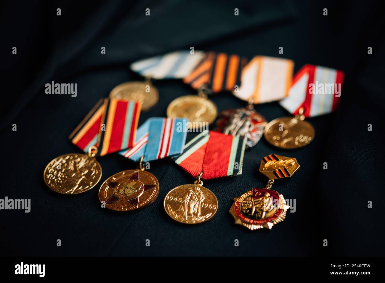 Medaglie di anniversario di Una vittoria nella grande Guerra Patriottica su Un cappotto Foto Stock