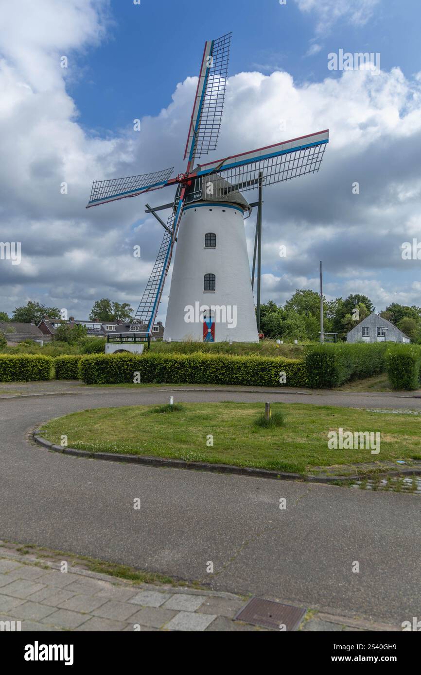 Windmill 't Nupke Geldrop, un villaggio olandese con pesanti nuvole sullo sfondo. Costruito nel 1843 su una collina, il mulino a vento funzionava come un mulino. Foto Stock