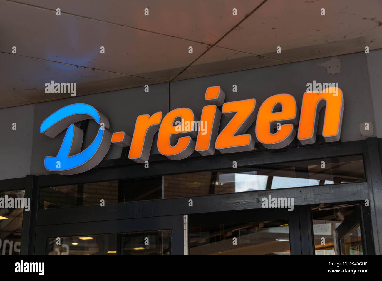 Geldrop, Paesi Bassi. 28 giugno 2024. Segno con il logo D-Reizen. D-reizen è un'organizzazione di viaggi olandese con 78 agenzie di viaggio Foto Stock