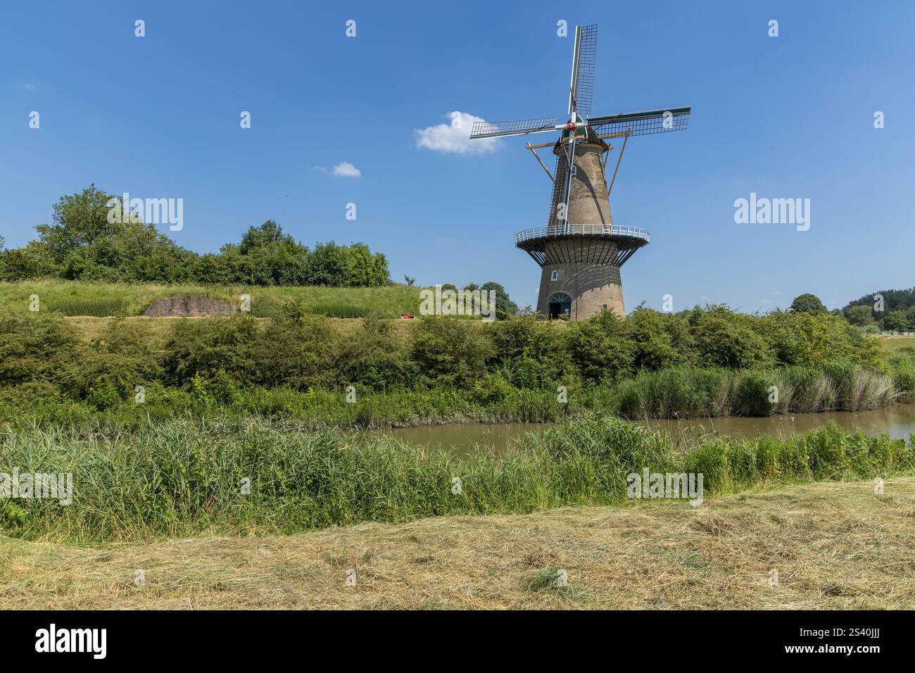 Gorinchem, Paesi Bassi. 25 giugno 2024. Il mulino a vento denominato "Korenmolen De Hoop" è uno dei due mulini sui bastioni. Il mulino è stil Foto Stock