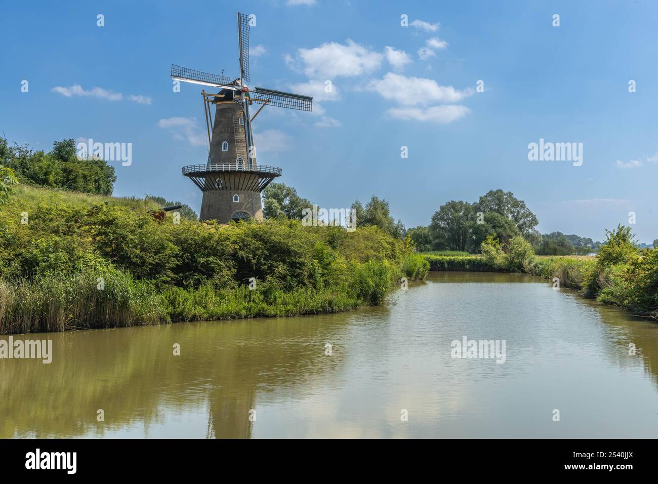 Gorinchem, Paesi Bassi. 25 giugno 2024. Il mulino a vento denominato "Korenmolen De Hoop" è uno dei due mulini sui bastioni. Il mulino è stil Foto Stock