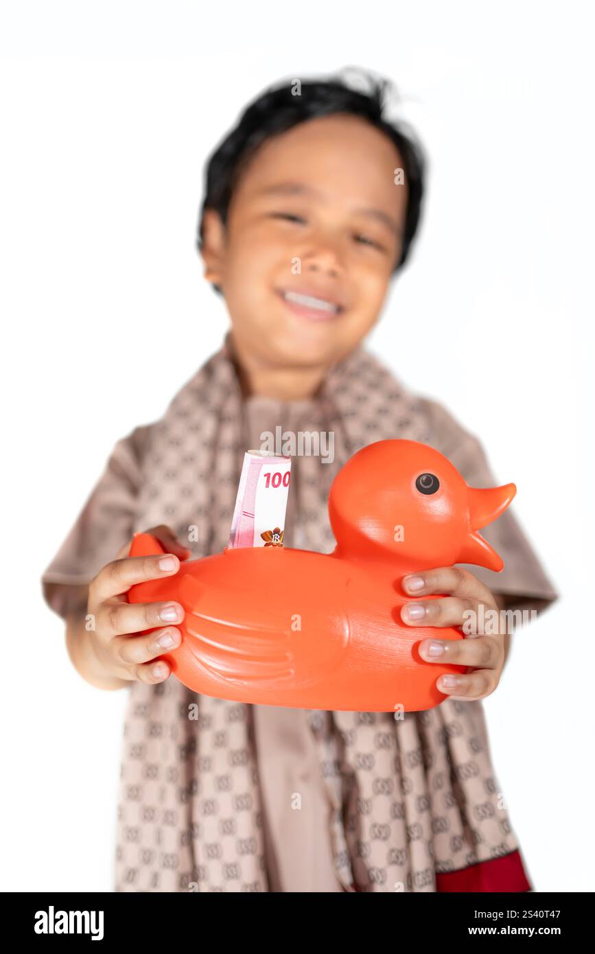 La cassetta di sicurezza rossa Duck Money Safe Box simboleggia il risparmio fin dalla tenera età. Foto incentrate sul denaro e Duck Money Safe Foto Stock