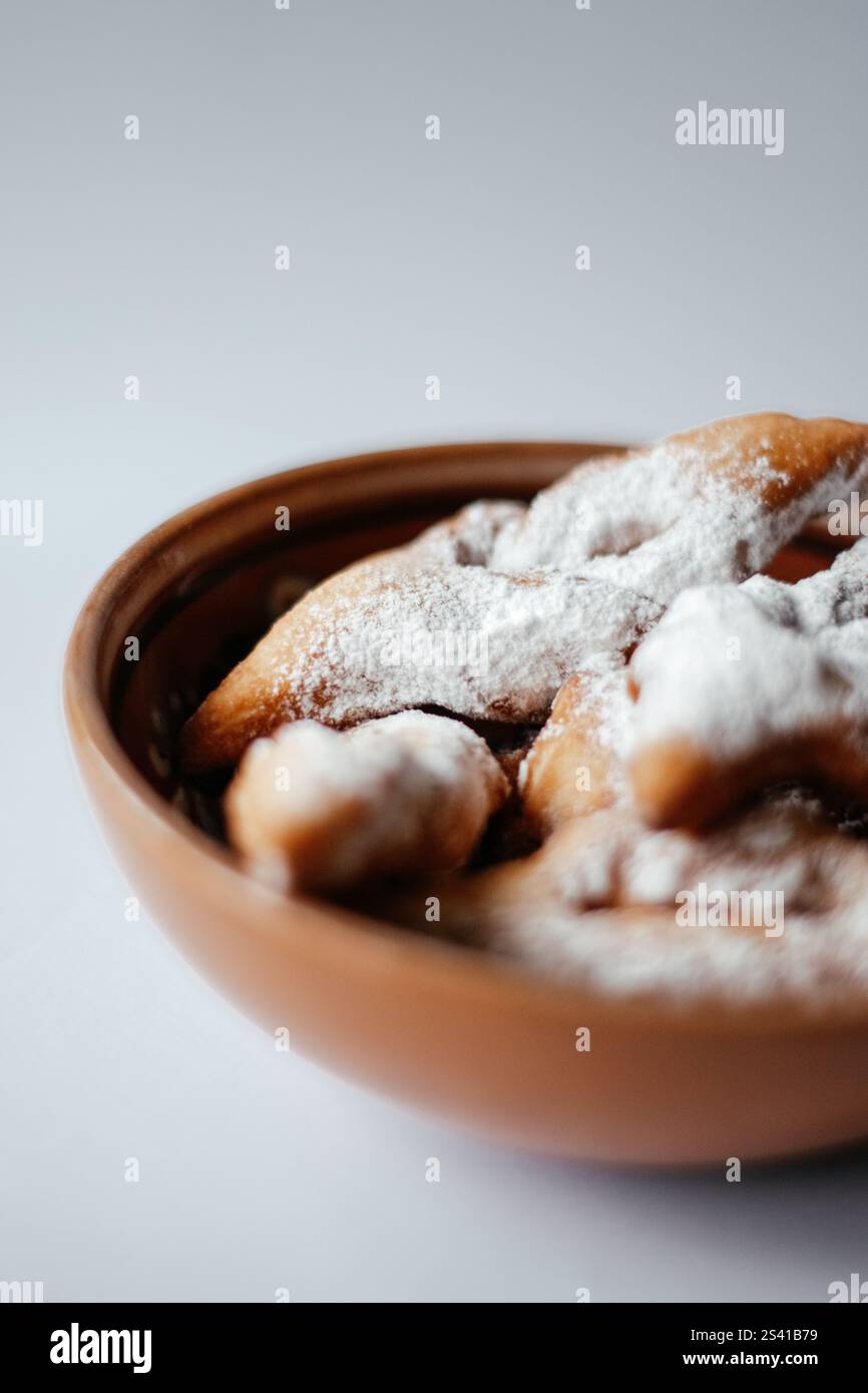 Pistole ucraine fatte in casa disposte in un piatto di ceramica in stile nazionale Foto Stock