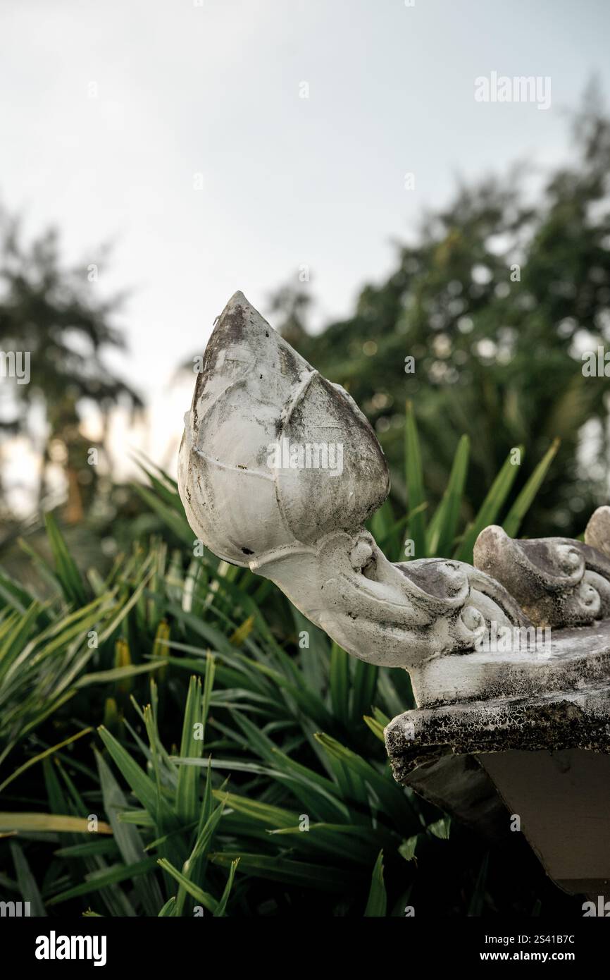 Primo piano di ornamenti decorativi di loto in pietra nel giardino thailandese Foto Stock