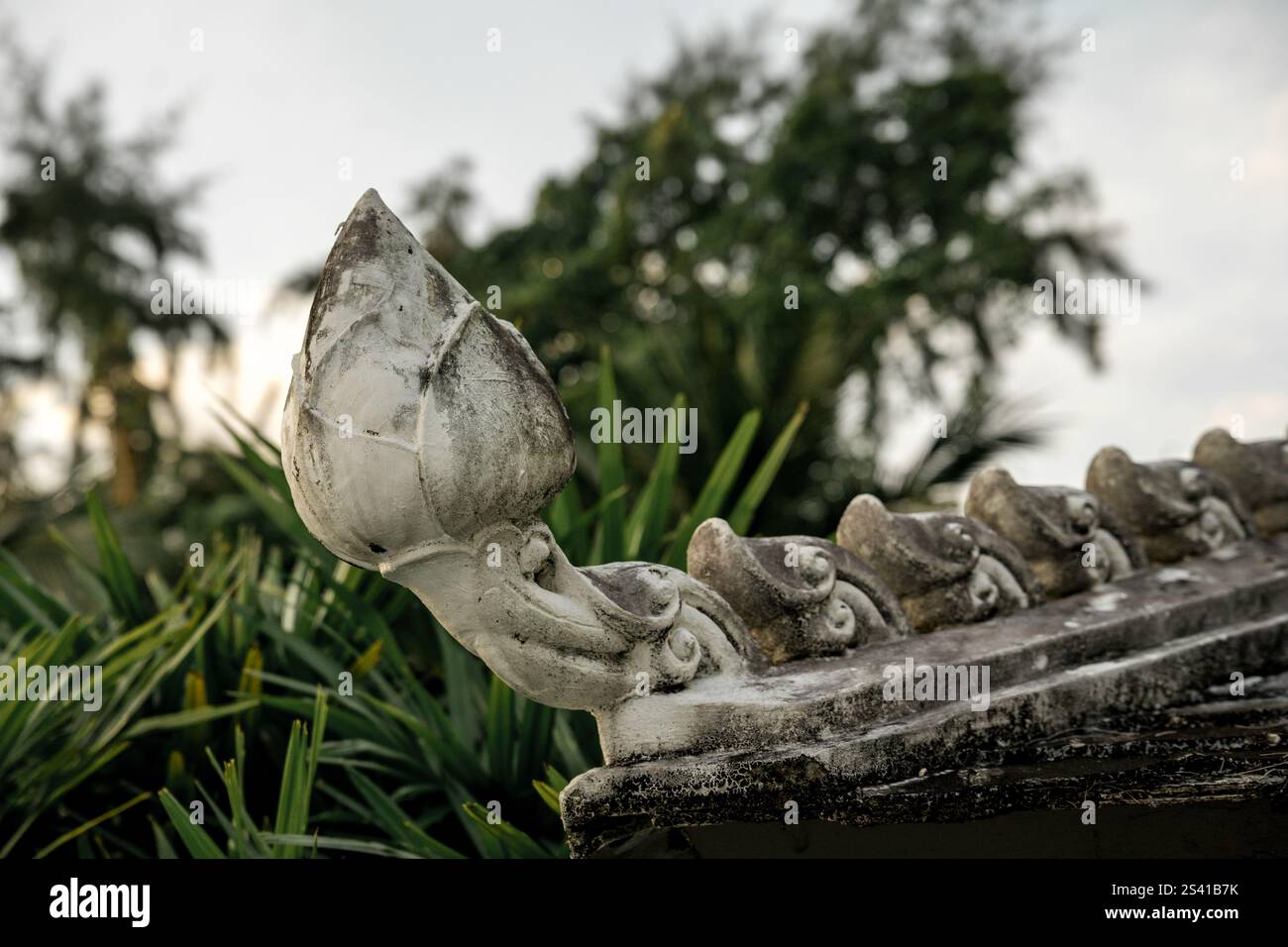 Primo piano di ornamenti decorativi di loto in pietra nel giardino thailandese Foto Stock