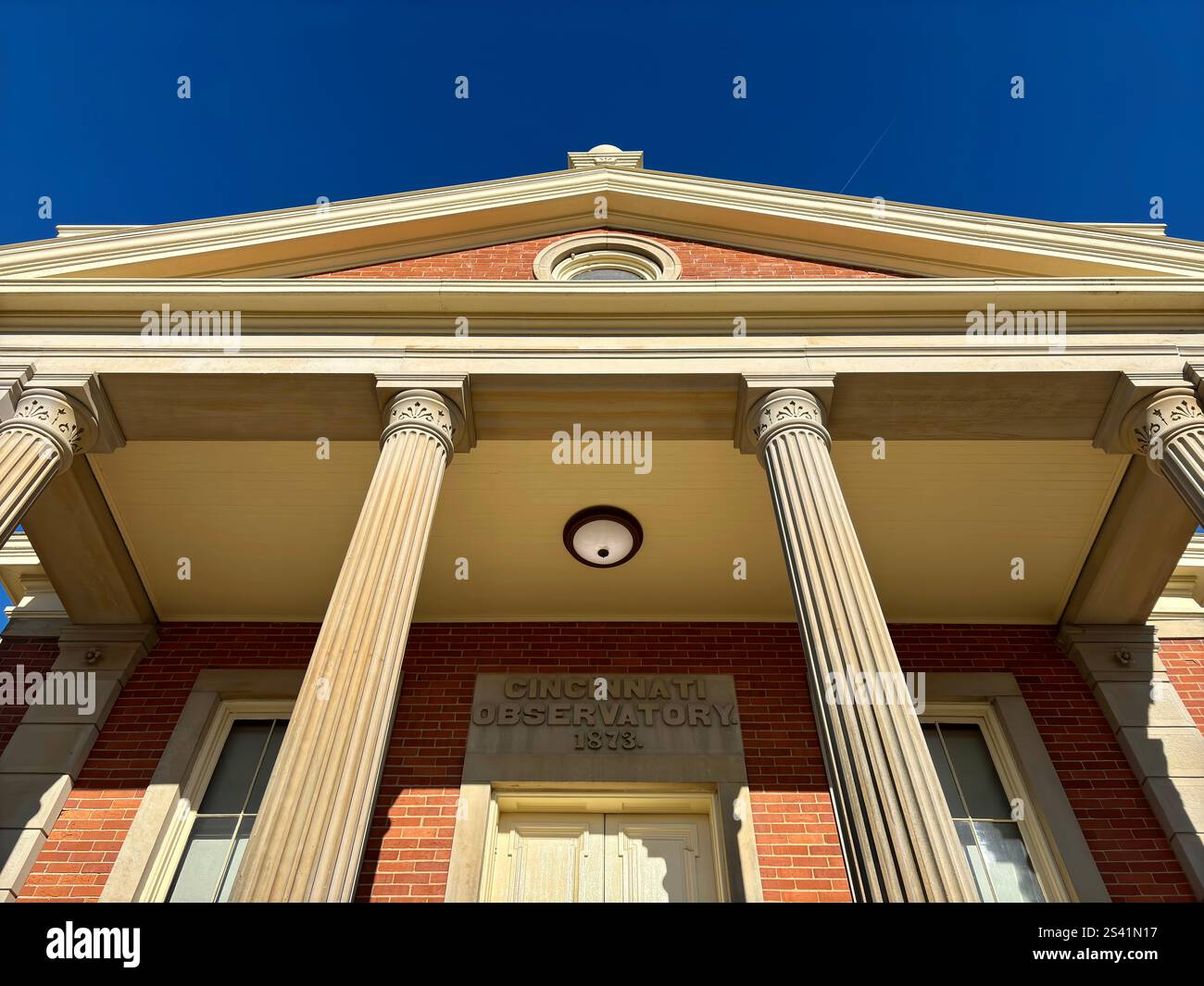 Vista dall'angolo basso delle colonne classiche, facciata dell'Osservatorio di Cincinnati Foto Stock
