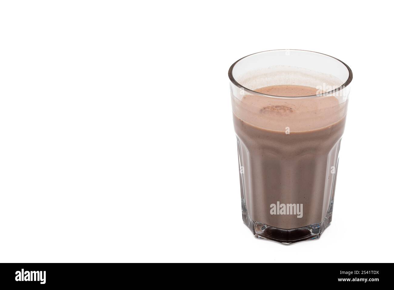 Latte al cioccolato fatto in casa in un bicchiere con spazio bianco sulla sinistra Foto Stock