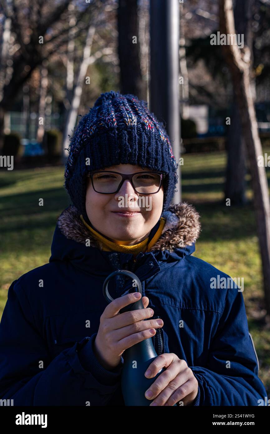 Ritratto di un bel ragazzo che si diverte all'aperto nel parco giochi Foto Stock